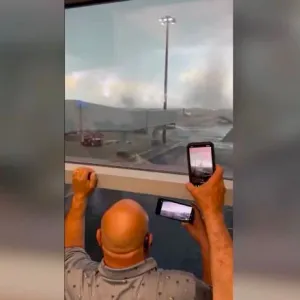 إعصاران متوازيان في لقطة سريالية يوثقها سيّاح خارج مطار أمريكي.. شاهد ما حصل
