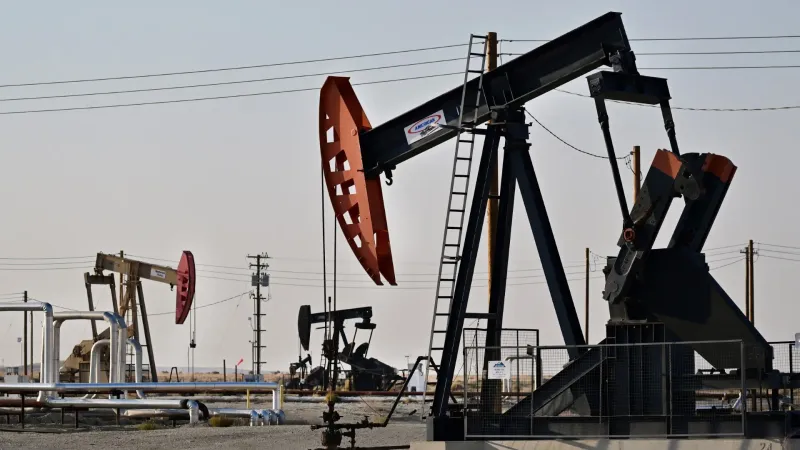 أسعار النفط تتراجع لليوم الرابع على التوالي وسط ضغوط الفائدة الأميركية