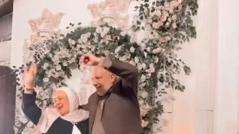 «لينا رقصة».. زوجان مسنان يسترجعان ذكرياتهما في حفل زفاف أحد أقاربهما
