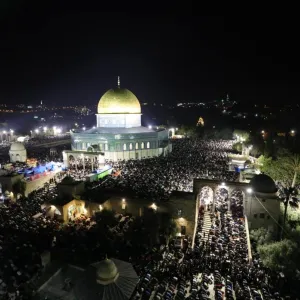 حشود غفيرة تؤدي صلواتي العشاء والتراويح في المسجد الأقصى خلال ليالي العشر الأواخر من رمضان