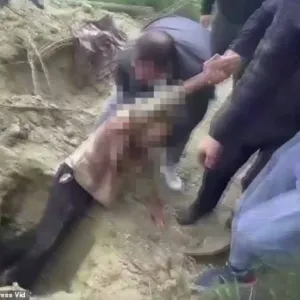 شاهد.. لحظة إنقاذ رجل مسن دٌفن حيا داخل قبر لـ 4 أيام في مولدوفا