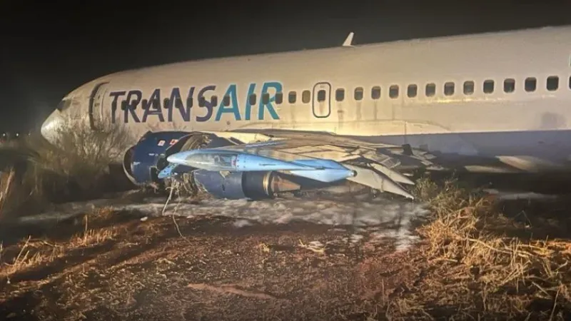 11 شخصا تعرضوا للإصابة بينهم 4 ركاب في حالة خطيرة بعد خروج طائرة #بوينغ من طراز B737/300 عن المدرج خلال إقلاعها من مطار #دياس في #السنغال. وأقفلت السل...