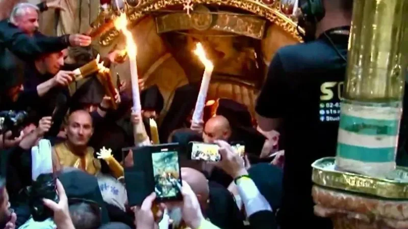 فيض النور المقدّس من قبر السيد يسوع المسيح في القدس (فيديو)