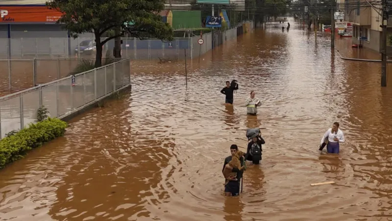 "أسوأ كارثة مناخية": فيضانات عارمة تودي بحياة 56 برازيليًّا وتعزل مدنًا بكاملها
