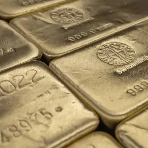 الذهب يتراجع بعد تحقيق الدولار مكاسب
