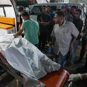 فيديو: مقتل 10 فلسطينيين بينهم أطفال في غارة إسرائيلية على وسط قطاع غزة