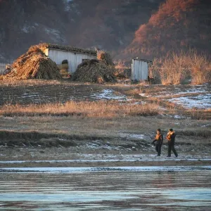كوريا الشمالية تبني طرقاً وجدراناً داخل المنطقة منزوعة السلاح