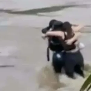 العناق الأخير.. فيديو مؤلم لـ3 أصدقاء تبتلعهم الفيضانات