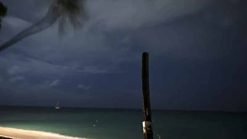 الإعصار بيريل يشتد إلى الفئة الرابعة ويجتاح الكاريبي برياح عاتية