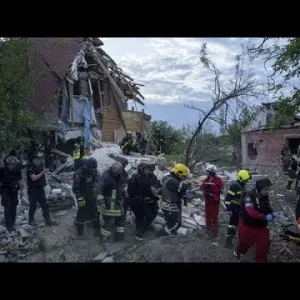 إصابة 10 أشخاص وتضرر منزلين إثر غارة جوية روسية على خاركيف شرق أوكرانيا