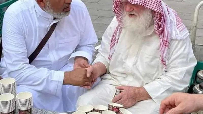 رحل بعد ضيافته لزوار النبي بالشاي 40 عاما.. من هو الحاج إسماعيل أبو السباع؟
