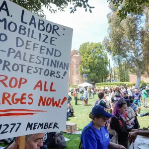 شاهد: توسع إضراب عاملين بجامعة كاليفورنيا تضامناً مع المتظاهرين المساندين الفلسطينيين