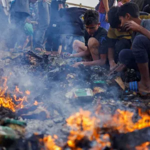 إسرائيل تلقي باللوم في «مجزرة رفح» على «شظية ربما أشعلت حريقاً بخزان وقود»
