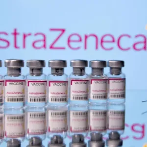 لأول مرة "أسترازينيكا" تعترف بآثار جانبية نادرة للقاحها ضد "كورونا"