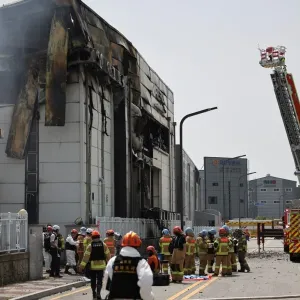 كوريا الجنوبية توقف عمليات مصنع بطاريات وسط تحقيقها في حريق مميت