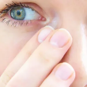 دراسة: رمش العيون يساعد في تحسين الرؤية