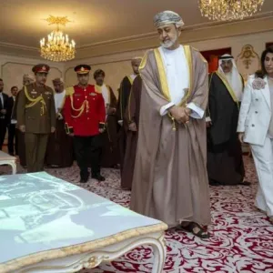 بالصور.. جلالة السلطان يزور متحف قصر السلام بالكويت