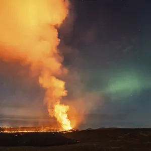 شاهد: أضواء الشفق القطبي تتألق جرّاء ثوران بركان بلدة  غريندافيك في أيسلندا