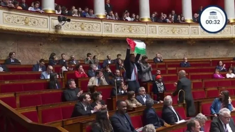 البرلمان الفرنسي يُبعد نائبا بسبب رفعه علم فلسطين