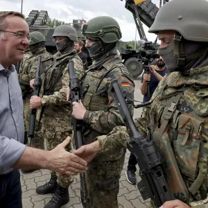 وزير الدفاع الألماني يعلن عن حزمة دعم عسكري بقيمة 500 مليون يورو لأوكرانيا