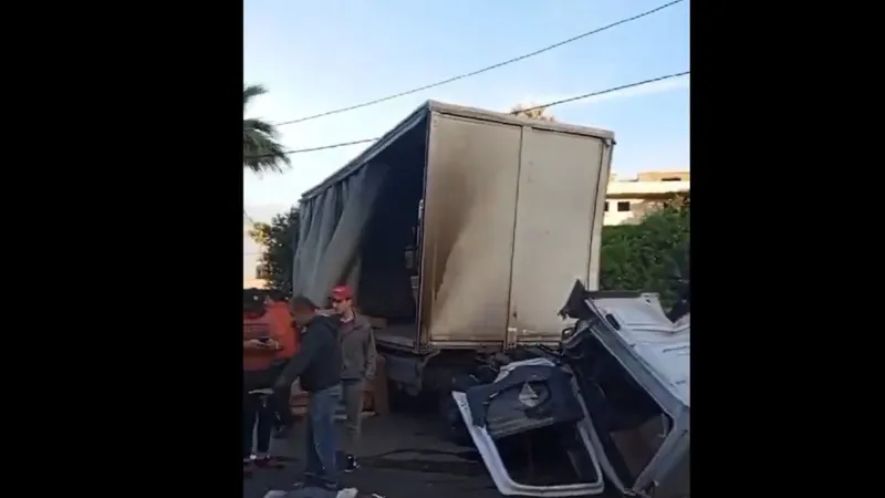 بالفيديو- انزلاق شاحنة كبيرة على أوتوستراد الناعمة... سقوط جريحين وزحمة خانقة