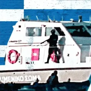 شهود عيان يقولون إن خفر السواحل اليوناني ألقوا مهاجرين عمدا في البحر ليموتوا