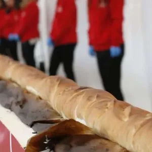 فرنسا تدخل «جينيس» بأطول رغيف خبز في العالم.. «اتجهزله فرن مخصوص»