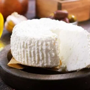 «بدل ما ترميها».. استخدمي بواقي الجبنة القريش لعمل أحلى موتزاريلا