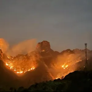 برق يضرب جبلاً بالليث ويتسبب في اشتعال النيران في الأعشاب منذ 3 أيام