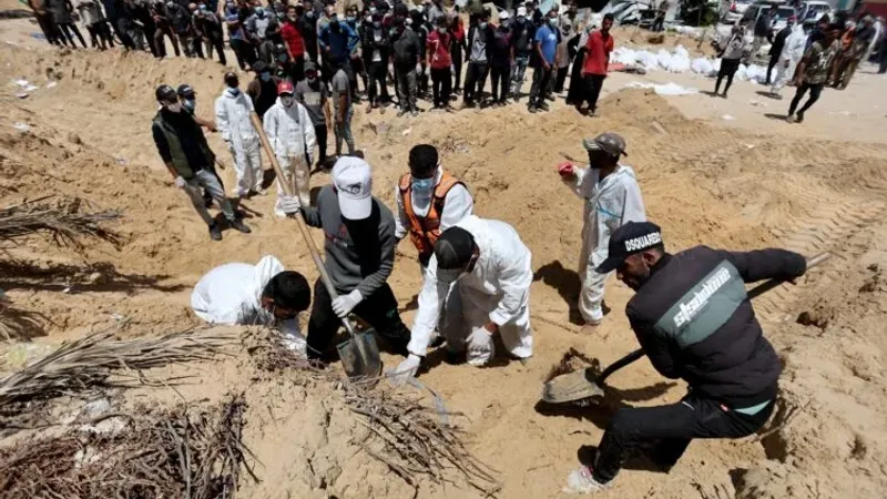 مفوض حقوق الإنسان: أشعر بالذعر من تقارير عن وجود مقابر جماعية في غزة