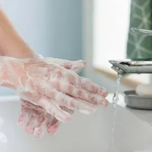 طريقة غسل اليدين الصحيحة وفوائده