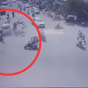 حادث مروّع في الهند لسيارة تطيح عدة أشخاص في الهواء