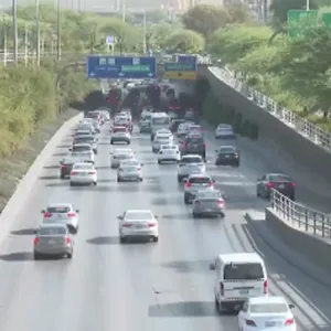 بالفيديو.. انتظام الحركة المرورية على طريق الملك فهد في الرياض