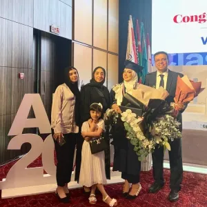 عائلة رقية حاجي تحتفل بتخرجها بتقدير ممتاز من «الحكمة الدولية»