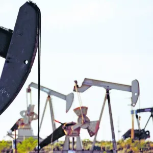 النفط ينخفض وسط تراجع الاستهلاك في أمريكا وارتفاع إنتاج الصين