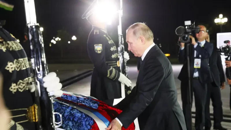 في ثالث رحلة خارجية له بعد إعادة توليه الرئاسة.. بوتين يصل إلى أوزبكستان