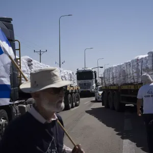 الغارديان: مهاجمو شاحنات المساعدات المتجهة إلى غزة يتلقون معلومات دقيقة من قوات الأمن الإسرائيلية