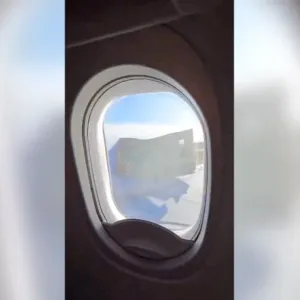 اهتز واصطدم بجناحها.. فيديو يُظهر سقوط غطاء محرك طائرة ركاب أمريكية في الجو