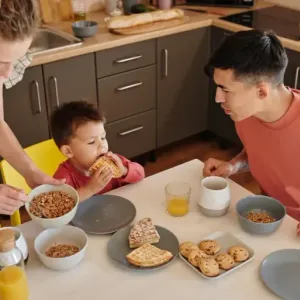 4 تعليقات قد تدمر علاقة أطفالك بالطعام