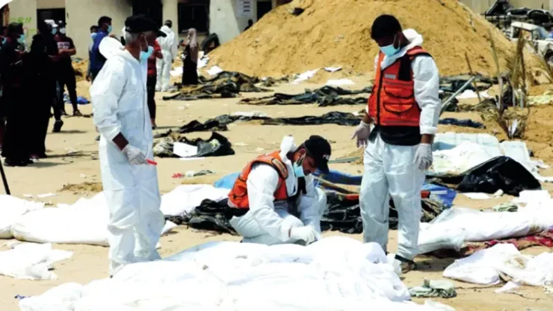 إخراج عشرات الجثث الفلسطينية من مقبرة جماعية بمجمع طبي