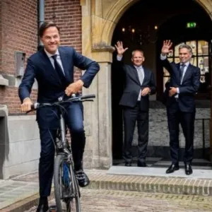 رئيس وزراء هولندا يغادر منصبه على دراجة هوائية