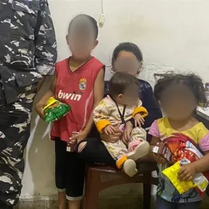 لبنان: أب يرمي برضيع و3 أطفال بالشارع بعد خلاف مع زوجته