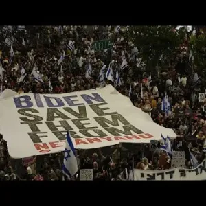 مظاهرات في تل أبيب تطالب نتنياهو بعقد صفقة تبادل فوري للأسرى مع حماس