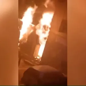توفي عشرات الأشخاص.. مقاطع فيديو تظهر اندلاع حريق هائل بمبنى في منطقة المنقف بالكويت