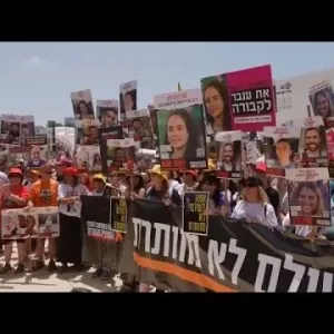 أمهات الأسرى الإسرائيليين تنظم احتجاجات ضد حكومة نتنياهو في تل أبيب…
