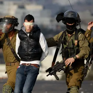 قوات الاحتلال تعتقل (25) فلسطينيا من الضفة وارتفاع عدد المعتقلين إلى (8270) معتقلا