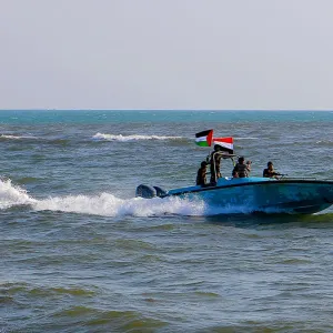 سفينة تنجو من صاروخ في البحر الأحمر والحوثيون يتوعدون بتكثيف الهجمات