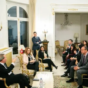 رئيس الحكومة يلتقي بأفراد من الجالية التونسية بفرنسا