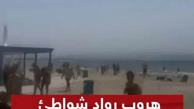فيديو متداول لهروب رواد الشاطئ شمال #إسرائيل بعد دوي صافرات الإنذار المحذرة من اختراق طائرات مسيرة من #لبنان   #سوشال_سكاي