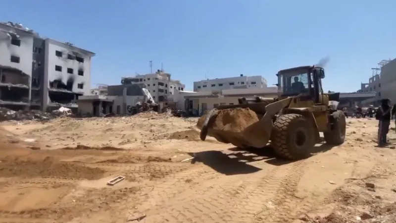 عبر "𝕏": جثث مغطاة بالقمامة.. جيش الاحتلال يدفن 15 شهيداً فلسطينياً في ساحة مجمع الشفاء (فيديو)
